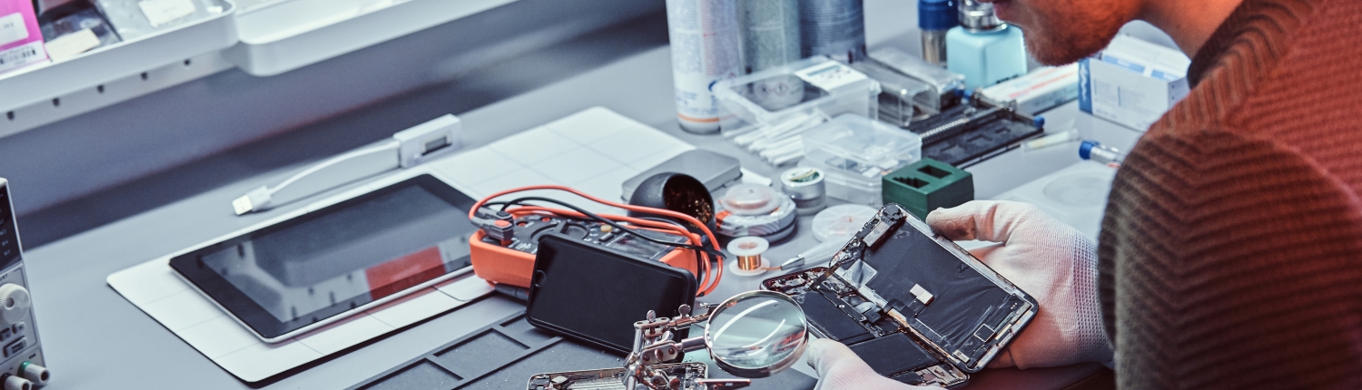 The technician carefully examines the integrity of the internal elements of the smartphone in a modern repair shop